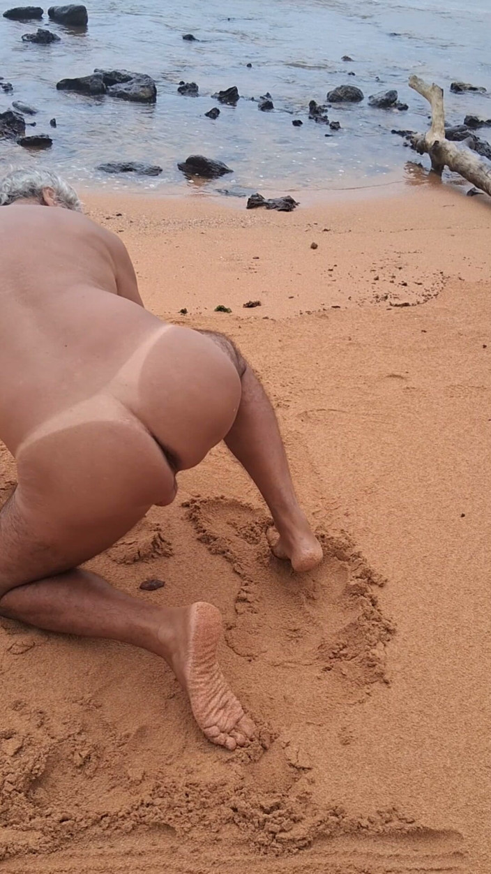 Ladysilvas: Ladysilva pe plajă goală își expune fundul mare și sexy bronzat cu...
