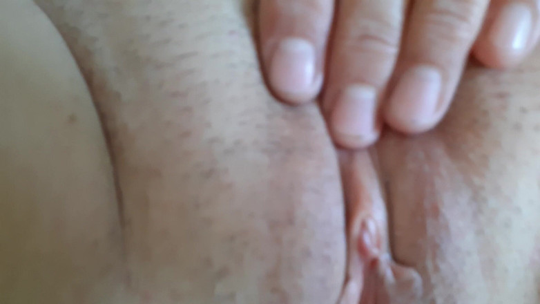 Lesbian-candys: Ik masturbeer mijn rijpe natte poesje