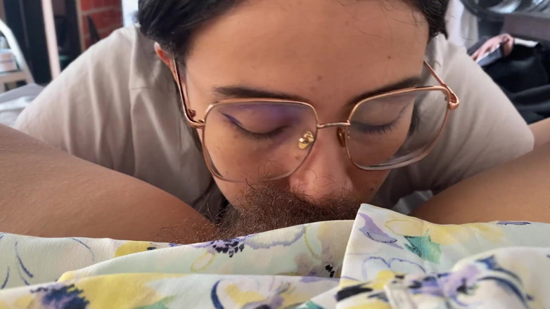 zoemelissa: Lesbian Sucking a Sweet Hairy Bush
