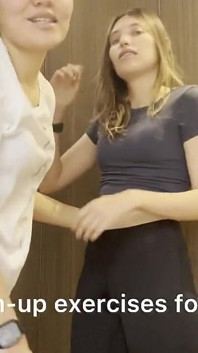 Două lesbiene face sex în mașină