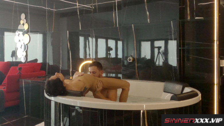 Sinners World: "내 보지 파피의 너트" - 핫한 라틴계 베로니카 Leal Jacuzzi와의 격렬한 로맨틱 섹스