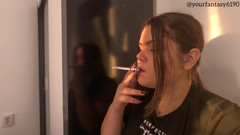 Your fantasy studio: Merokok dengan Pandangan Dekat Gincu Putih Berwarna Putih