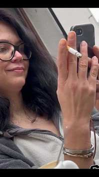 Manhã primeiro cigarro e muito duro meus mamilos porque foi menos vídeo outsite 08:13 Minutos