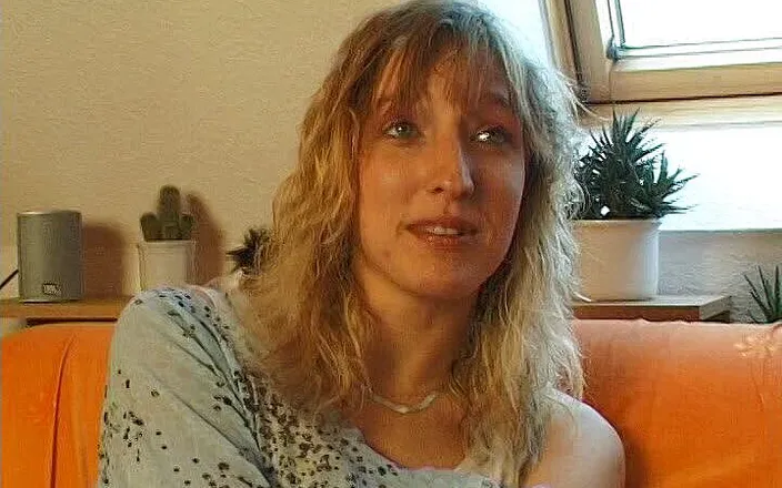 German Classic Porn videos: Angela got no experience with the porn business