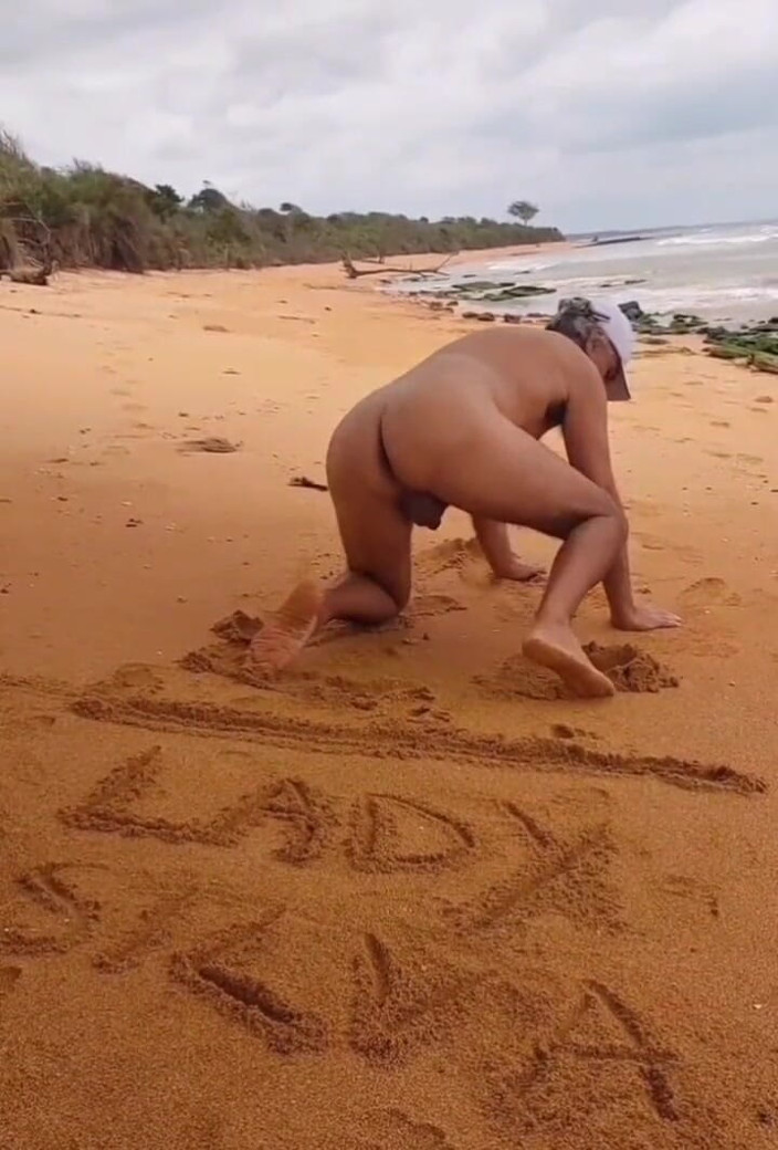 Ladysilvas: Ледісільва гола на пляжі, яка гаряча дупа