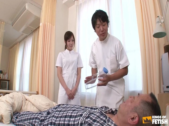 Pure Japanese adult video ( JAV): Японская медсестра сосет пациенту, пока ее коллега наблюдает