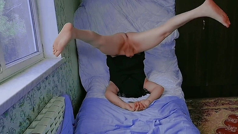 Kitty_Cross: Caliente culona crossdresser solo en casa bailando en cámara