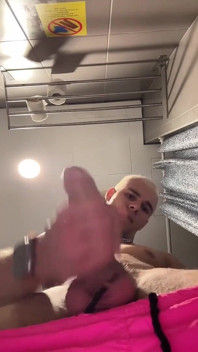 Je suis allé dans les toilettes dans une auberge et j’ai décidé de me branler là-bas
