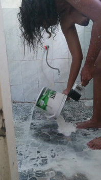 फुहारा-स्‍नान करना