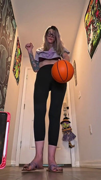 เทพธิดาสูง 6'7 ท้าทายถือบาสเก็ตบอลด้วยมือเดียว มือยักษ์คู่นี้จะครอบครองได้นานแค่ไหน?