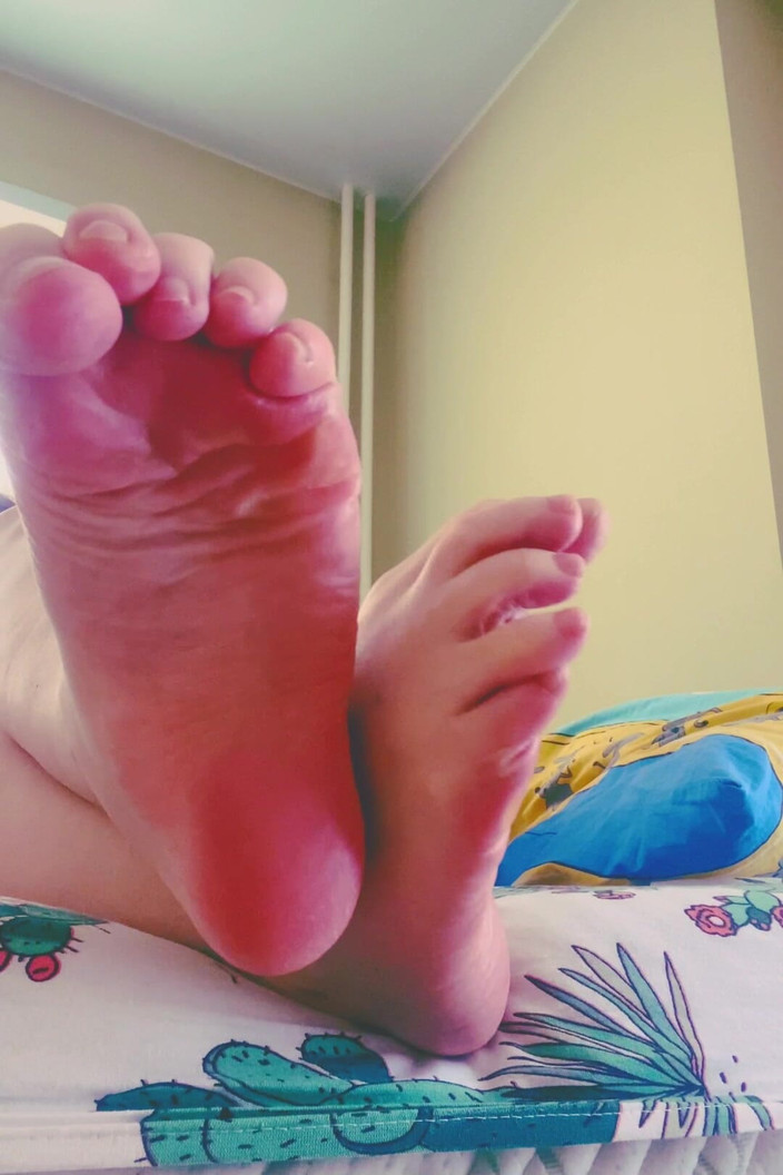 VikkiGeorgia: 발 핥기