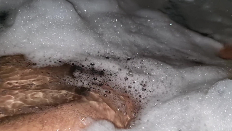 Alexander Audran: Kim bana eşlik etmek ister? Jakuzide mastürbasyon yapıyorum ve rahatlatıcı...