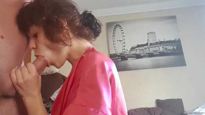 domslutfucker: 穿着粉色长袍的女孩吮吸鸡巴并提供手枪到高潮