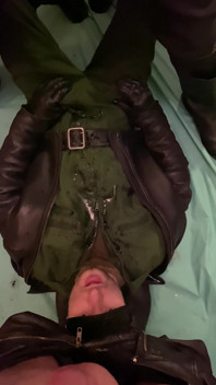 Militar ruso meando en policía pervertido