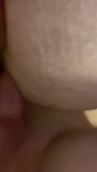 Novio me folla y dispara su carga en mi agujero usado