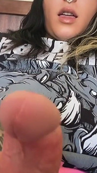 Dove immaginate questo getto di sperma da questa bella ragazza trans?