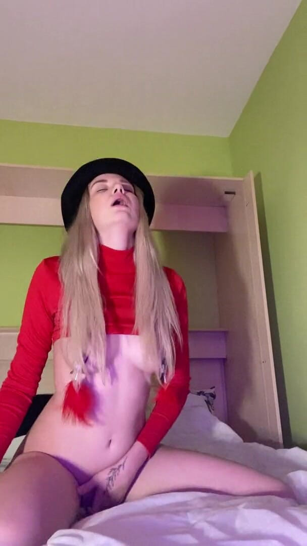 My bf cuckold: Webcam girl play with her sex toys