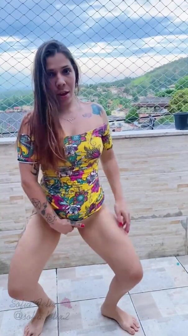 Amanda Felix: Sexy bílá holka se houpá na verandě