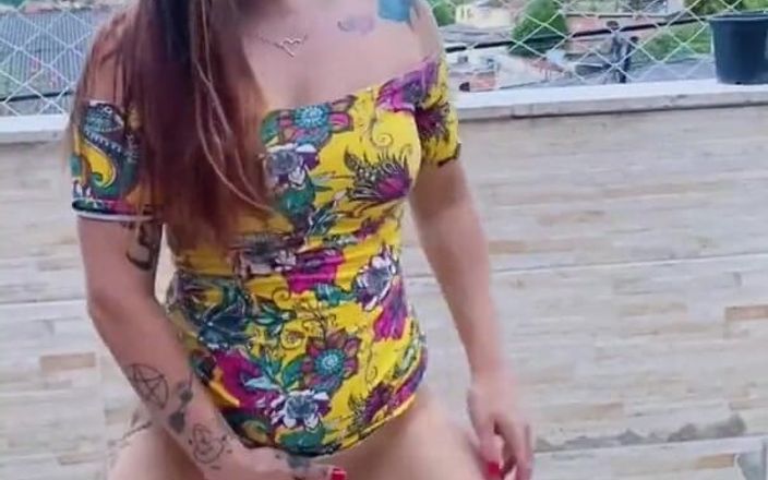 Amanda Felix: Gadis hot kulit putih lagi asik goyang di teras rumah