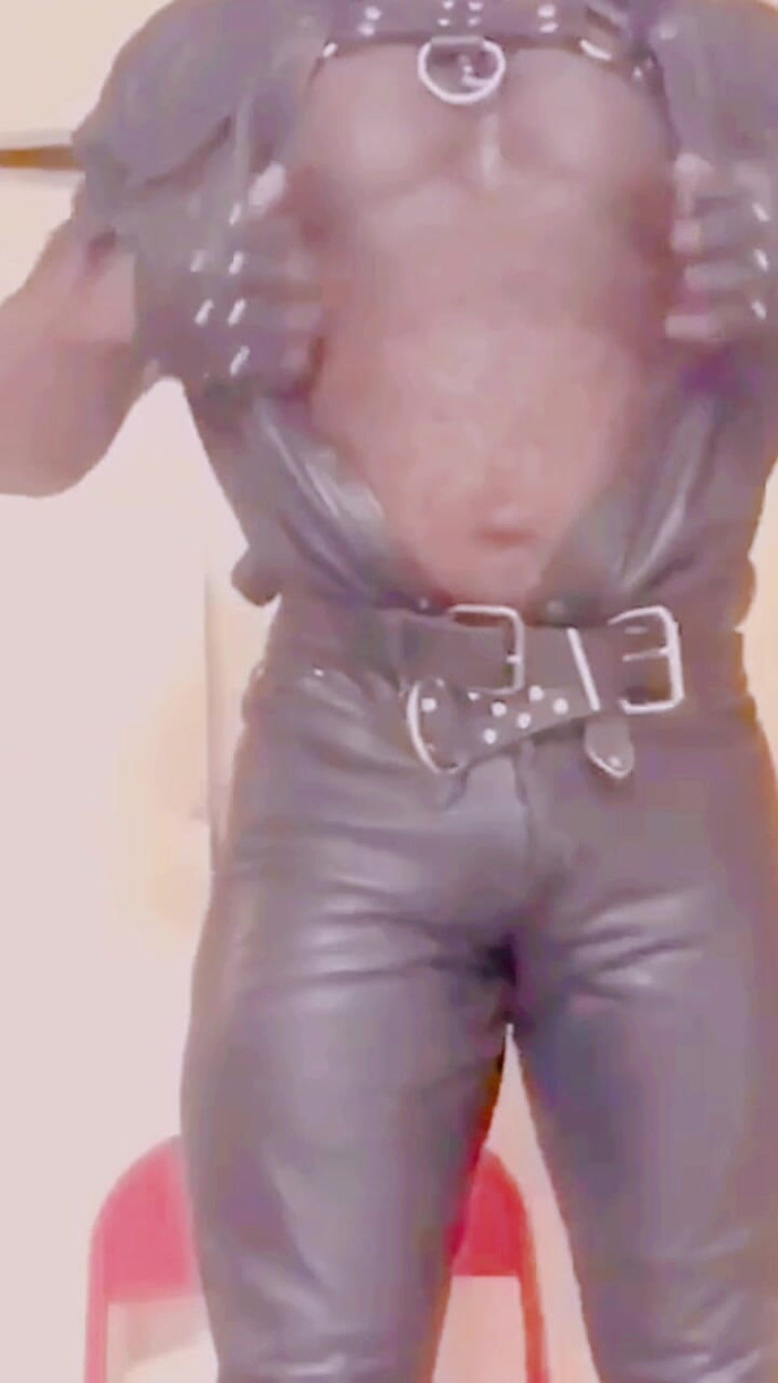 Black smoking muscle stepdad: Un Papa Fume Du Cuir Avec Un Gros Cul