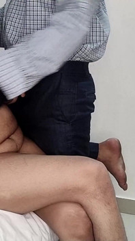चुदाई के लिए पागल स्कूली लड़की बॉयफ्रेंड के आने से पहले पहली बार चूत में उंगली कर रही है