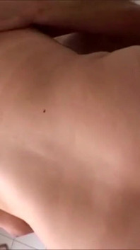 O matură sexy grasă are parte de jucării înfipte în pizdă și se excită după ce se udă