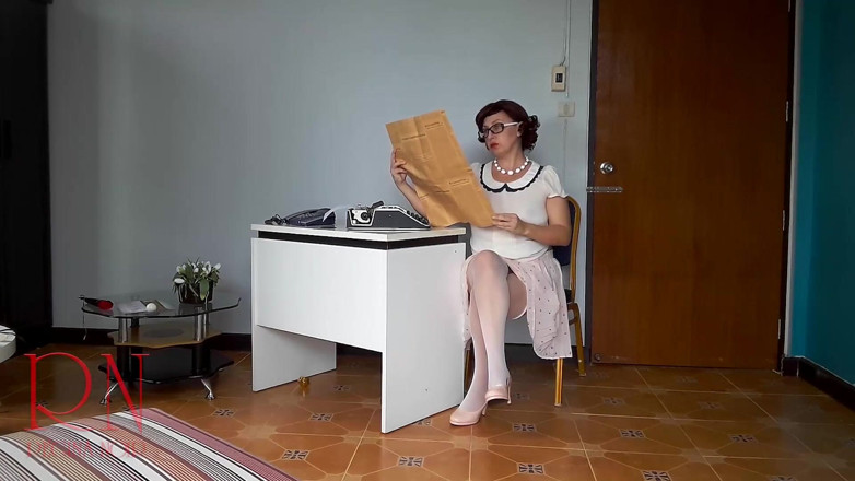 Regina Noir: Secretar. Sexretary. Mamă sexy de la birou fără chiloți. Birou...