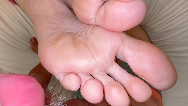 Gigi oficial: Idealne polerowane palce pedicure z bliska do mokrej, wznoszonej obróbki...