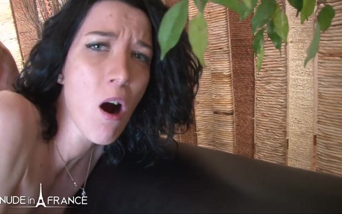 Nude in France: Schöne brünette mit kleinen wird in FFM-dreier sodomisiert