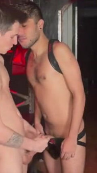 Il etero Daniel Richards viene usato crudo da Alex Loob
