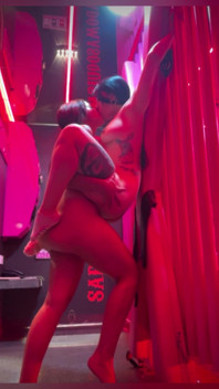 Lesbické rande na Tinderu v motelu končí rimjobem – Anitta Miller & Sweet Kimmi