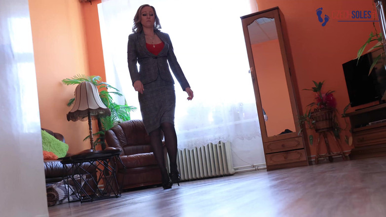 Czech Soles - foot fetish content: स्वामिनी और उसका जूता चाटने वाले गुलाम के हारे हुए