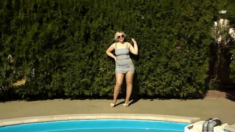 Nylon-Heels: Bella donna in piscina in collant e tacchi