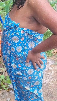 Caliente madrastra bañándose al aire libre
