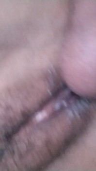 Mon cocu et mon étalon jouent sur des ciseaux en papier pour me baiser la chatte à tour de rôle et me creampie