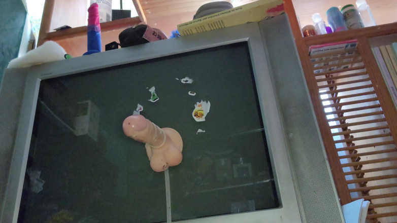 Crystal Phoenix: 娘娘腔女孩展示她的小鸡巴