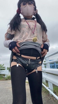 No258 裸露者穿缺腿裤走路