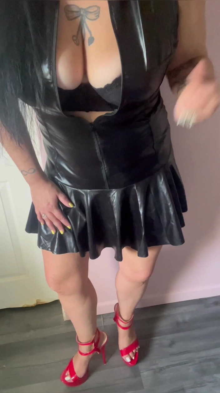 Maitresse Clara: JOI voor leer- en latexaanbidders