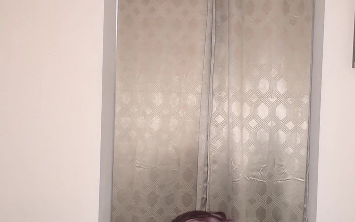 Sissy Candy: Catsuit de látex y sirvienta vestida intenta follar sus dos...