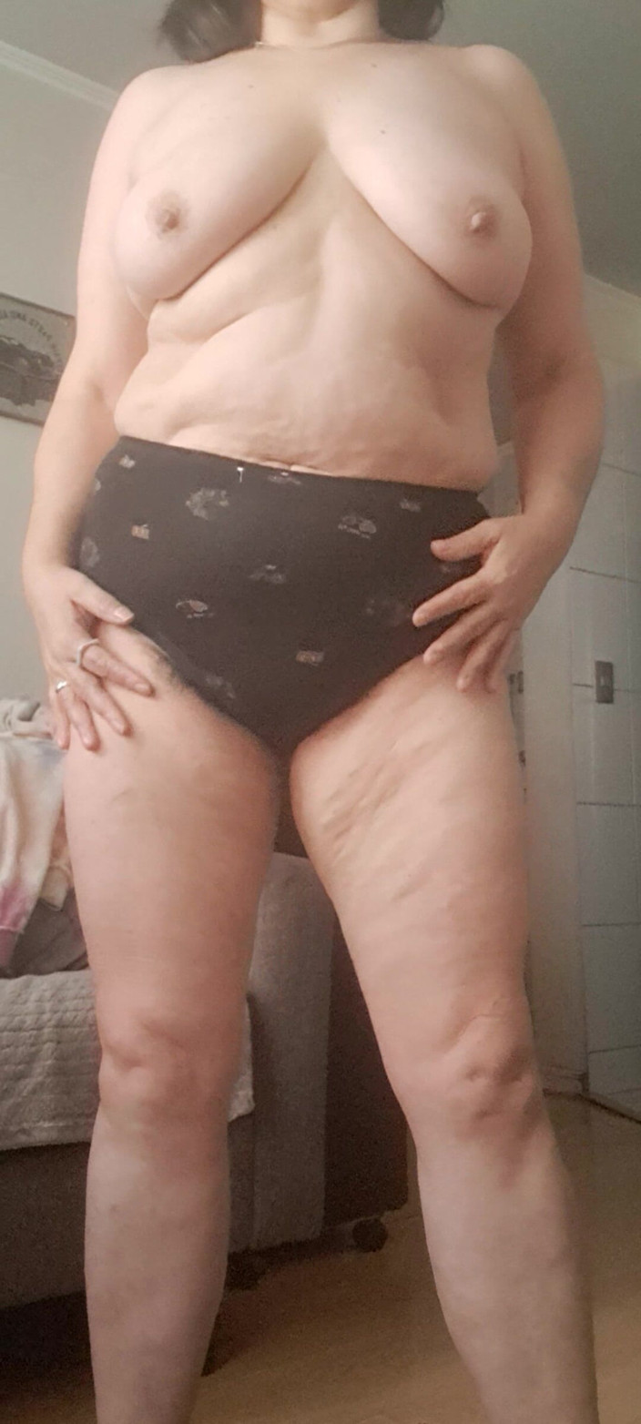Mommy big hairy pussy: ミルフが服を脱ぎ、パンティだけに脱ぐ様子