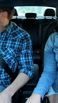 Film cu diavoli - Natasha Nice oferă pasagerului boober o călărire de futai cu țâțe sălbatice și spermă masivă pe țâțe
