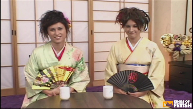 Pure Japanese adult video ( JAV): Due ragazze si fanno trapanare le loro fighe rasate e...
