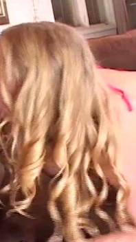 Sex oral doar dur cu blonda în timp ce își umple gura prin forare adâncă în gât.