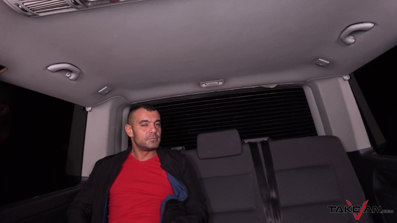 Take Van: Blondin räddad från konstig taxichaufför välja skåpbil med främling &amp;knulla bara