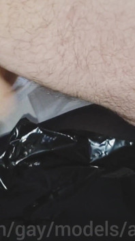 Fontaines de jumelles du sperme d’une baise sauvagement excitante avec des courgettes, des aubergines et la bite de papa ! Gangbang exclusif !