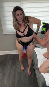 Sensual deusa veterana doma os desejos de humping da Naughty Goodboipup com sessão de profunda cura