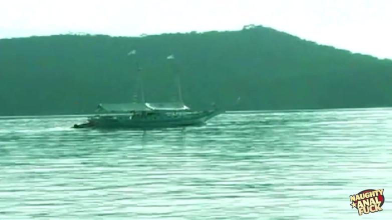 Naughty anal fuck: Татуйована сексуальна красуня в бікіні грубо трахає її тугу пизду і кінчає на неї