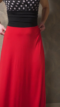 Milf caliente en vestido ajustado provocando línea visible de bragas