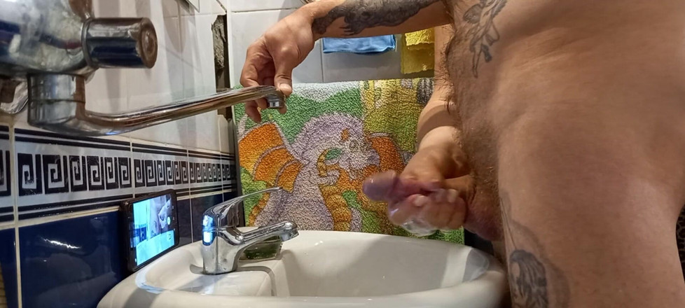 Zona901: Dans la salle de bain, une fille m'aide à me masturber...