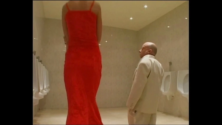 Rocco Siffredi porn: Крошка сосет член карлика